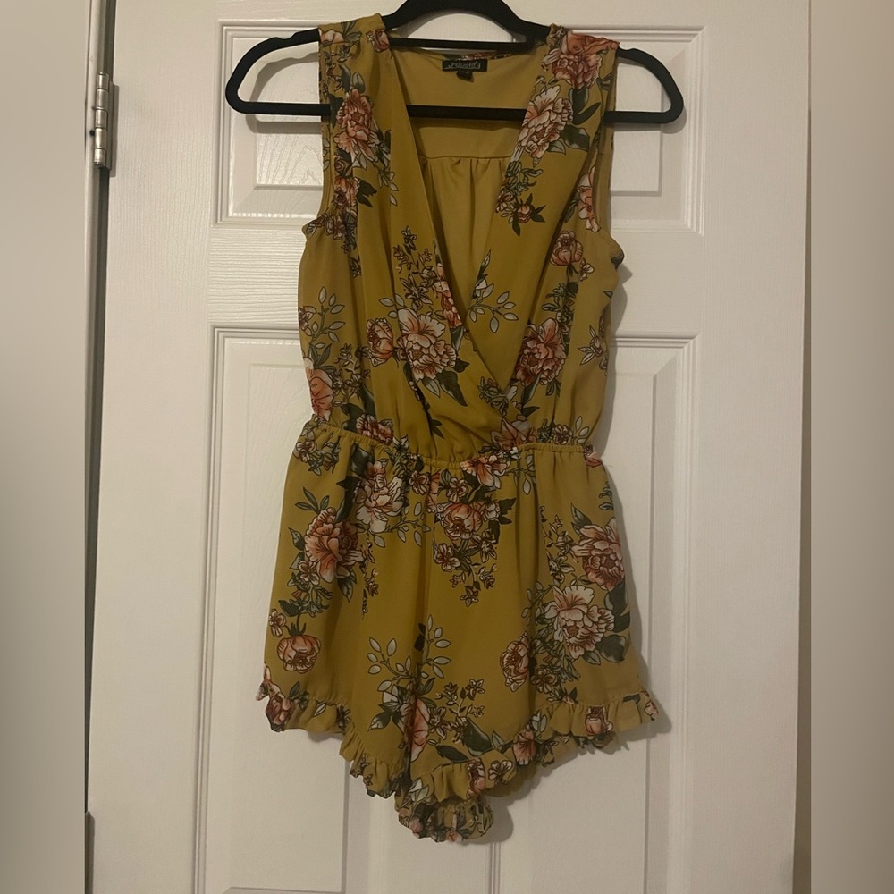 Justify Floral Yellow Romper size small